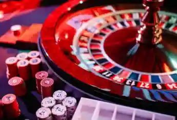 Antarmuka aplikasi mobile ddlc menampilkan meja live dealer blackjack dan menu navigasi sportsbook